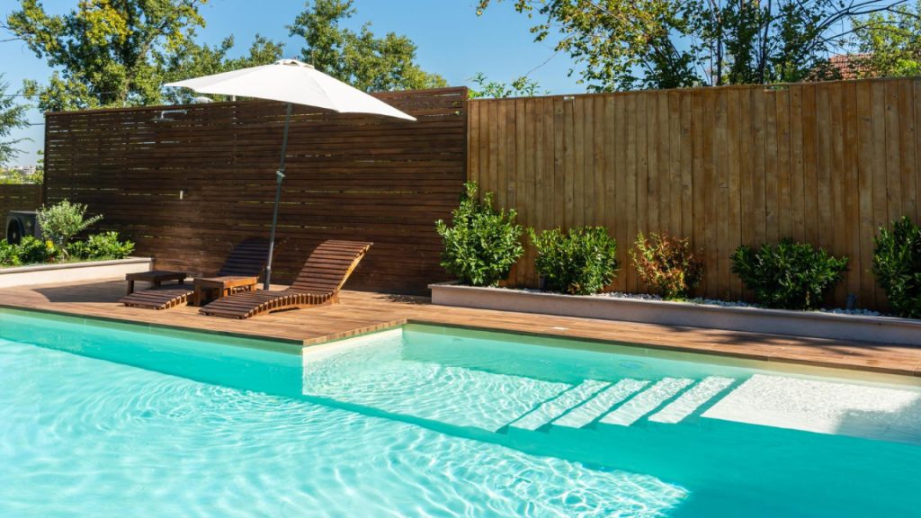 Installation d’une piscine coque : transformer son extérieur en espace wellness raffiné