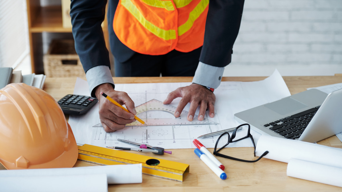 constructeur de maison élaborant un plan sur papier