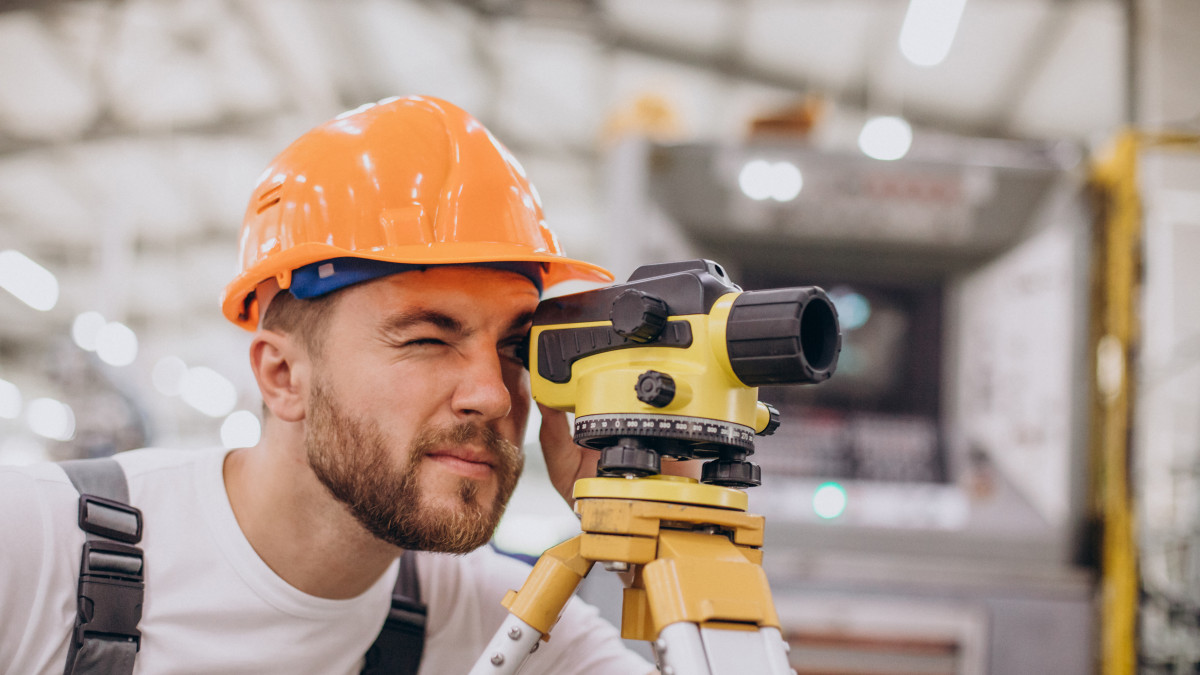 homme utilisant du matériel de topographie
