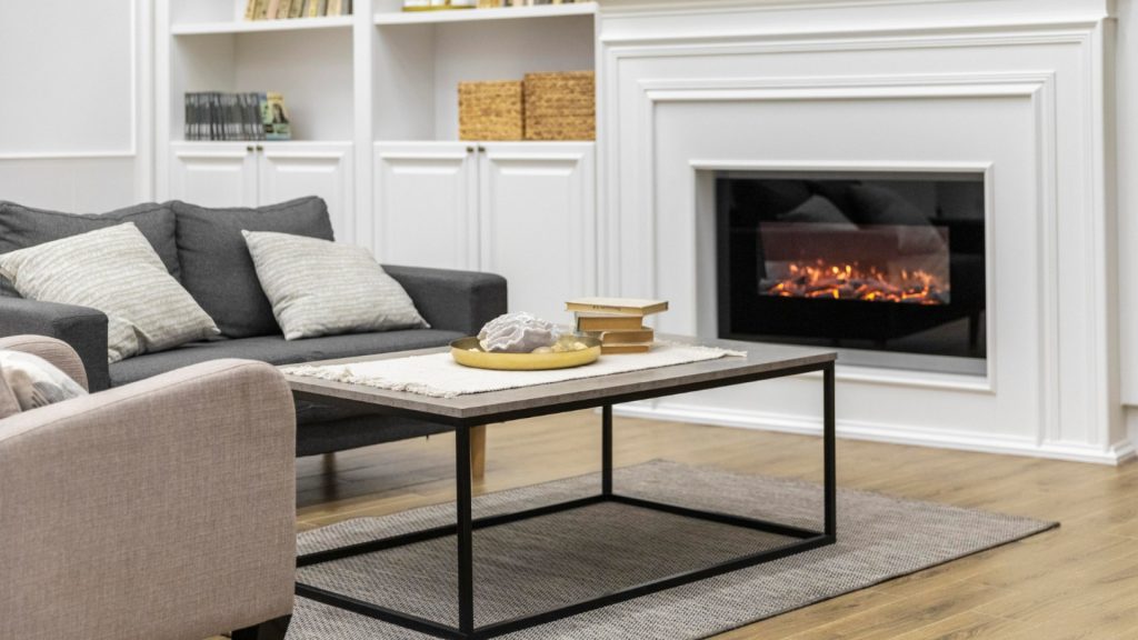 Créer un coin feu élégant et aéré : inspirations pour une mise en scène réussie